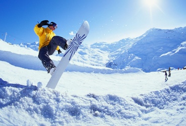 Snowboarding a Flat ECommerce Bootstrap Responsive Web Template